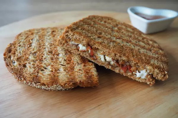 Tosti geitenkaas met spek en honing
