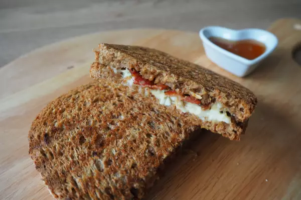 Tosti met brie, spek en honing