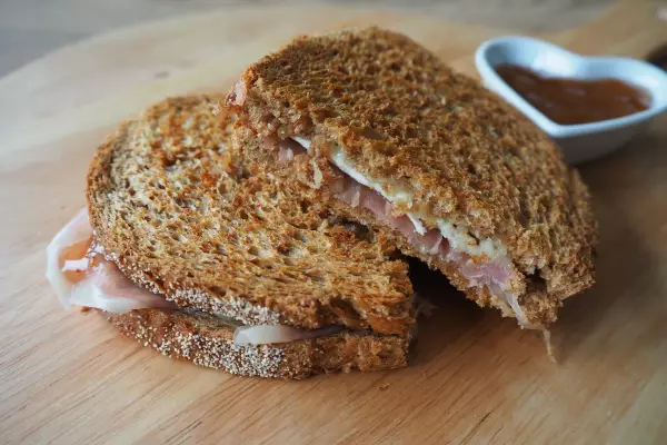 Tosti met brie, prosciutto en vijgenjam
