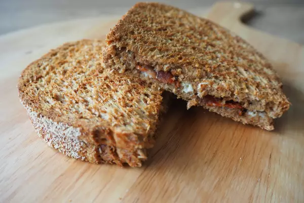 Tosti met kruidenroomkaas en spek