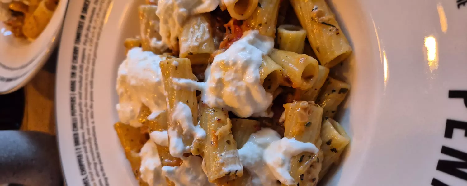 Pasta in romige saus met zongedroogde tomaatjes