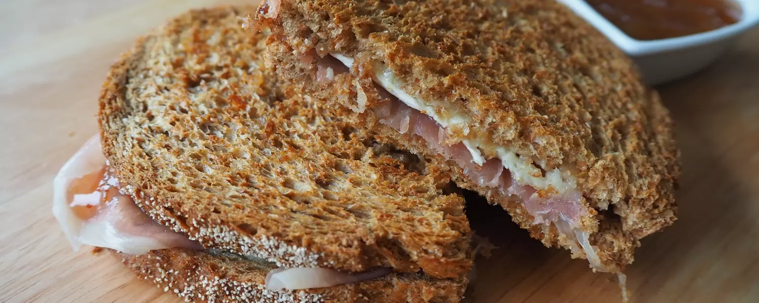 Tosti met brie, prosciutto en vijgenjam