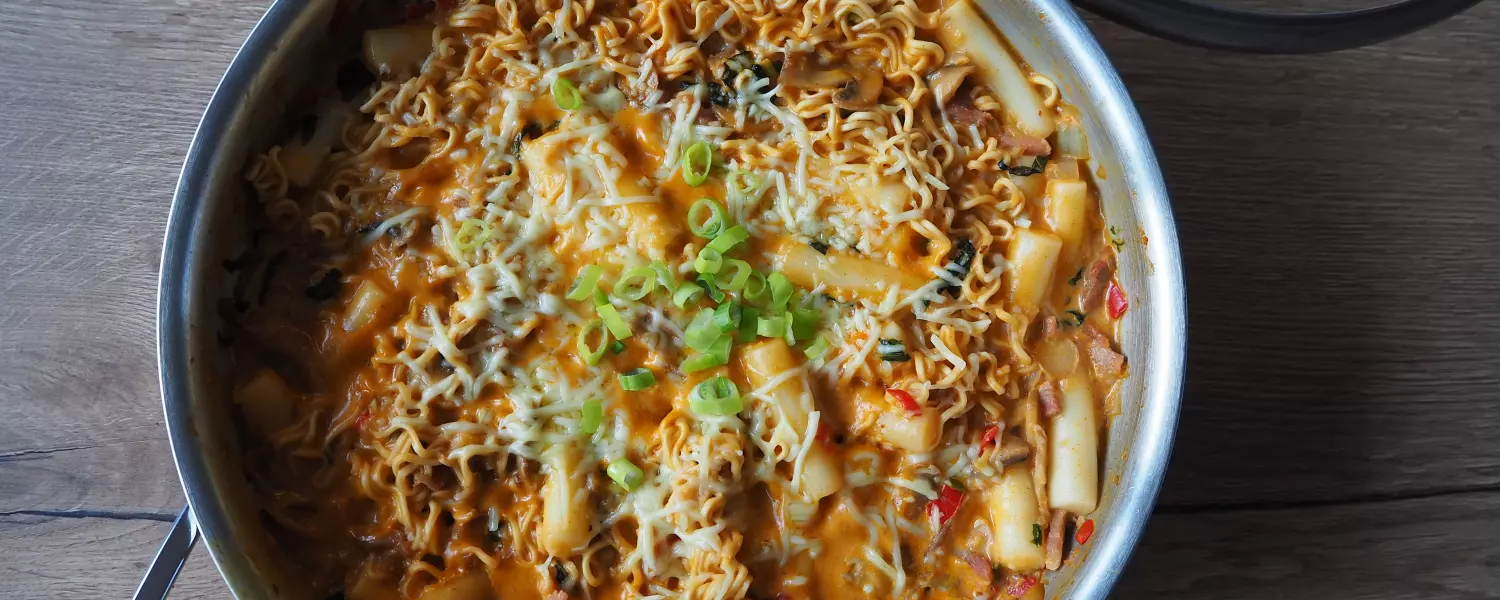Rose Tteokbokki met noedels en groenten
